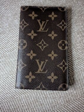 🌹🌹Authentic Louis Vuitton Monogram Canvas Brown Checkbook Holder.